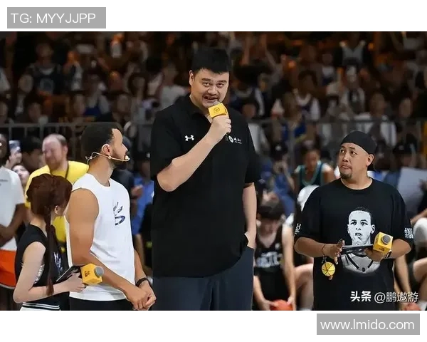 姚明亲自上场展现篮球魅力引发全场热烈反响与球迷激情互动